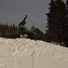 gabbe har tagit av sig br&auml;dan och p&aring; sig ett par. Foto: jonathan svensson. &Aring;kare: gabriel svensson.