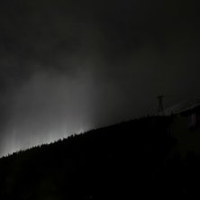 G&auml;strappet fl&auml;skar p&aring; med ruggigt ljus.. Foto: Fredrik Johansson.