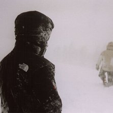 Lavinkurs (SLAO steg II) i Abisko. Bilden tagen un. Foto: Bj&ouml;rn Str&ouml;mblad. &Aring;kare: Daniel Smith i f&ouml;rgrunden och Peter M&aring;g&aring;rd i bakgrunden.