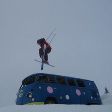 Hoppar &ouml;ver borga passion bussen . Foto: Anton Rolandsson. &Aring;kare: Henrik Isaksson.