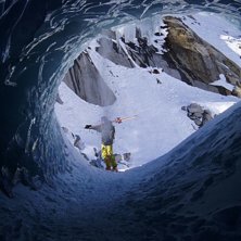 Ludde st&aring;r utanf&ouml;r isgrottan och blir nedsn&ouml;ad . Foto: Henrik Liljeqvist. &Aring;kare: Ludvig Roos.