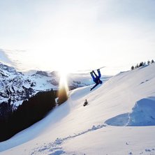 Efter lite skr&aring;ande (skiers right) fr&aring;n knappen,. Foto: Ludwig Kolmberger. &Aring;kare: Alfred Bols&ouml;y.