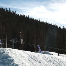 Fredrik satt i liften och r&aring;kade f&aring; syn p&aring; mig,. Foto: Fredrik Andersson. &Aring;kare: Basse Del&eacute;r.