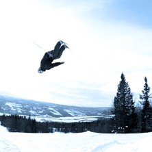 Backflip p&aring; jibskate (aka skateskidor med twintip. Foto: Micke Nordanfj&auml;ll. &Aring;kare: Stefan Moss.