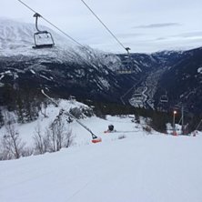 Klart v&aelig;r og 2 grader
Fine forhold i bakken, 2 gr.