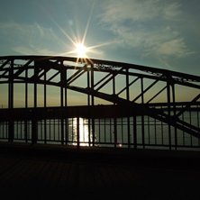 sitter i bilen och &aring;ker &ouml;ver Liding&ouml;bron n&auml;r d. Foto: Hugo ljungquist,jag. &Aring;kare: bron.