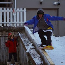 Elsa st&aring;r o e sk&ouml;n till v&auml;nster n&auml;r jag t&ouml;nta. Foto: Micke Sandgren. &Aring;kare: Robban Sandgren.