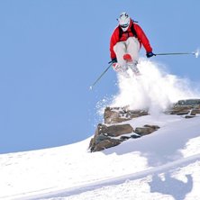 Robban hoppar ut fr&aring;n en mur med en tysk tant som. Foto: Adam Jonsson. &Aring;kare: Robin Ljungqwist.