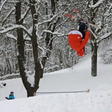 frontflip &ouml;ver hoppet. Foto: pontus svensson. &Aring;kare: johan larsson.