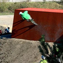 Johan k&ouml;r en h&ouml;g Wallride!. Foto: Benjamin Johansson. &Aring;kare: Johan Str&ouml;mstedt.
