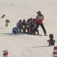 Sobie + sm&aring; dinosaurier i barnbacken i Kl&auml;ppen. Foto: Camilla. &Aring;kare: Sobie.