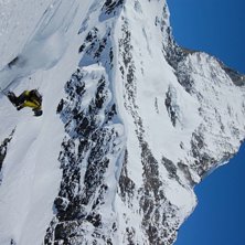 Drop p&aring; ett par meter med ett v&auml;lbekant berg i b. Foto: Yvonne. &Aring;kare: Magnus Gustavsson.
