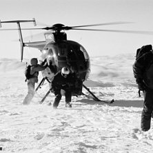 Urlastning ur Flygtj&auml;nsts helikopter, uppe p&aring; to. Foto: Jonas Emilsson. &Aring;kare: Diverse medlemmar i Yetiklubben, samt heliguide Magnus Nilsson.