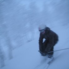 Lolsie provar lite skidor, f&ouml;rsta g&aring;ngen p&aring; 13 . Foto: Emil Engman. &Aring;kare: Louise Ryd&eacute;n.