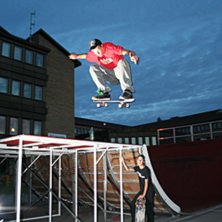 Hopp ner fr&aring;n hyffsat h&ouml;g ramp, lite sketchy lan. Foto: Anton &Ouml;stlund. &Aring;kare: En rolig kille.