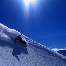 Gabbe greppar lite av den sn&ouml;n vi hittade som int. Foto: Martin Bengtsson. &Aring;kare: Kristian Axelsson.