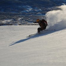 P&aring; v&auml;g ned fr&aring;n sadeln i Kittel. P&aring; gr&auml;nsen t. Foto: Malin Albing. &Aring;kare: Daniel Albing.