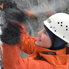 Johanna Bergqist svingar yxor p&aring; Svingfossen i Rj. Foto: Johan Olofsson. &Aring;kare: Johanna Bergquist.