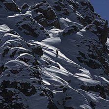 En bild p&aring; Emelie som k&auml;mpar sig upp.. Foto: Magnus Olsson. &Aring;kare: Emelie Andersson.