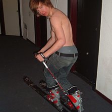 Elias testar turfunktionen p&aring; sina nya hippie sti. Foto: Andreas Holm. &Aring;kare: Elias Holm.