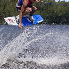 En varm dag kan man ju alltid &aring;ka lite wakeboard.. Foto: Magnus Lindbom. &Aring;kare: Tomas Wall.