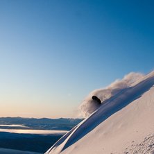 Jag tar en sv&auml;ng i sjukt h&auml;rlig sn&ouml; p&aring; skutan . Foto: Adam Holm. &Aring;kare: Marcus Olsson.
