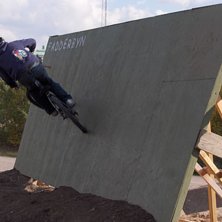Hoppar f&ouml;r f&ouml;rsat g&aring;ngen wallriden i fadderbyn,. Foto: Joakim Larsson. &Aring;kare: Karl-luis Reyes.