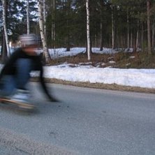 S&aring;h&auml;r firar man p&aring;sk hemma i byn.. Med en dunk . Foto: Christofer Ry&aring;s. &Aring;kare: Dan Andersson.