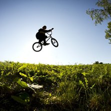 Ville ta en ball motsolsbild med &aring;karen som silue. Foto: Rasmus Viktorsson. &Aring;kare: Filip Kjellberg.