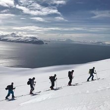 V&aring;ren i Lyngen topptur p&aring; en av &ouml;arna utanf&ouml;r,.
