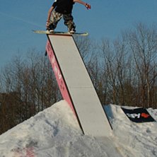 st&aring;r och balanserar l&auml;ngst uppe p&aring; boxen (skit . Foto: erik lindhe. &Aring;kare: lukas tevall.