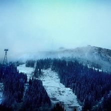 &Aring;re laddar inf&ouml;r s&auml;songen med sn&ouml;kanoner. Man . Foto: Anna Kristinsd&oacute;ttir.