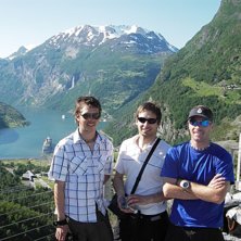 Efter skiddagen, utflykt till Geiranger.
Fr. v&auml;n. Foto: ok&auml;nd. &Aring;kare: Ola Bj&ouml;rnstr&ouml;m, Anders Kardell och Mattias Wahlstr&ouml;m.