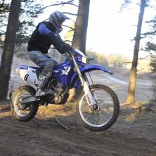 Tr&auml;ning p&aring; kr&aring;ket p&aring; Farsans Yamaha Wrf 250. Foto: ---. &Aring;kare: Linus.