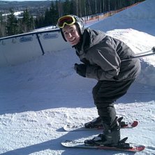 kennta bernta med plommon hj&auml;lm och turk skidor. Foto: jag. &Aring;kare: Kennta.