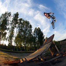 Emil i solnedg&aring;ng, drar p&aring; en 360. Foto: Anton &Ouml;stlund. &Aring;kare: Emil Gybo.