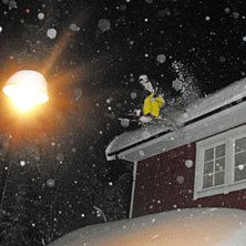 Ett hustak vid Nyapersonal fick agera dropp.. Foto: Hampus Ledskog. &Aring;kare: Jesper Hayland.