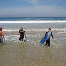 p&aring;v&auml;g upp efter en h&aring;r dags surfing. &Aring;kare: G&ouml;ran, Mackan och Jocke.