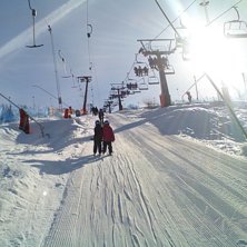 En sk&ouml;n, solig dag i flossbro. F&ouml;rsta g&aring;ngen mi. Foto: Magnus Ekstr&ouml;m. &Aring;kare: Aaron och Tyra Fredell.