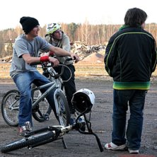 En bild p&aring; mig daniel &aring; en kidd som st&aring;r med ry. Foto: Andreas Hansson. &Aring;kare: Johan Lilja.