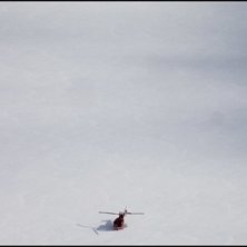 Helikoptern st&aring;r och v&auml;ntar nere p&aring; isen och so. Foto: Simon Pont&eacute;r.