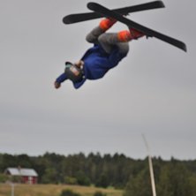 Anton i osk&auml;rpa hoppar i bigairbagen i augusti.. Foto: Max Larsson. &Aring;kare: Anton T&ouml;rnhult.