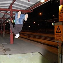 g&ouml;r en backflip fr&aring;n en grusl&aring;da. Foto: calle &ouml;hrn. &Aring;kare: Sebastian Carlsson.