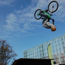Mikael Bolmstam drar av en backflip vid cykeluppvi. Foto: Oskar Ramstr&ouml;m. &Aring;kare: Mikael Bolmstam.