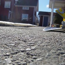 Ja sitter &aring; v&auml;ntar p&aring; att min kompis ska komma . Foto: jag. &Aring;kare: hmm.