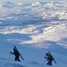 P&aring; v&auml;g upp p&aring; Norddals i Riksgr&auml;nsen. Foto: Leif. &Aring;kare: Helena och Anna.