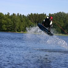 Hoppar p&aring; en  20 cm h&ouml;g v&aring;g jord av en liten b�. Foto: polare Robbin. &Aring;kare: Fredrik nordahl.