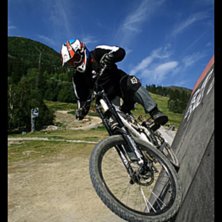 Pierre leker p&aring; wallriden, och lyckas n&auml;stan kli. Foto: Patrik Durfors. &Aring;kare: Pierre Holm.
