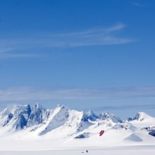 Kiteskid&aring;kning tv&auml;rs &ouml;ver j&auml;tteglaci&auml;r. 20 da. Foto: C Donovan. &Aring;kare: Billy, igen. B&ouml;rjar bli tr&ouml;ttsamt..