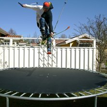 Hoppa med skidorna p&aring; studsmattan hemma. Foto: Rebecka Wiklander. &Aring;kare: Adrian Sj&ouml;strand.